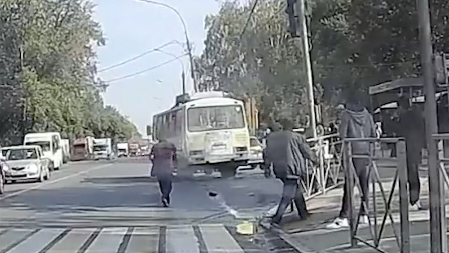 В Новосибирске мужчина разбил стекло в автобусе из-за того, что водитель его не подождал