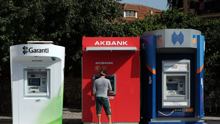 РБК: россиянам стало сложнее открывать банковские карты в Турции