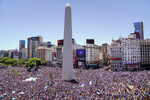 Аргентинские болельщики собрались возле Обелиска на Республиканской площади в ожидании встречи с аргентинской футбольной командой, Буэнос-Айрес, 20 декабря 2022 года