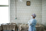 Медработник в операционном кабинете Центральной городской больницы города Снежное, ДНР, 8 ноября 2022 года