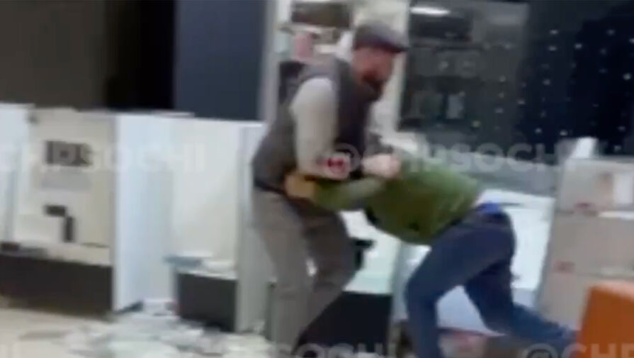 В Сочи двое мужчин устроили драку в торговом центре из-за оскорбления женщины
