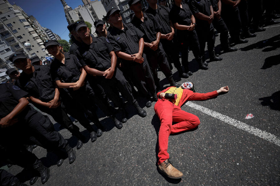 Журналист в&nbsp;образе &laquo;Джокера&raquo; у&nbsp;ног сотрудников полиции во время однодневной общенациональной забастовки у&nbsp;здания Национального конгресса в&nbsp;Буэнос-Айресе, Аргентина, 24&nbsp;января 2024&nbsp;года