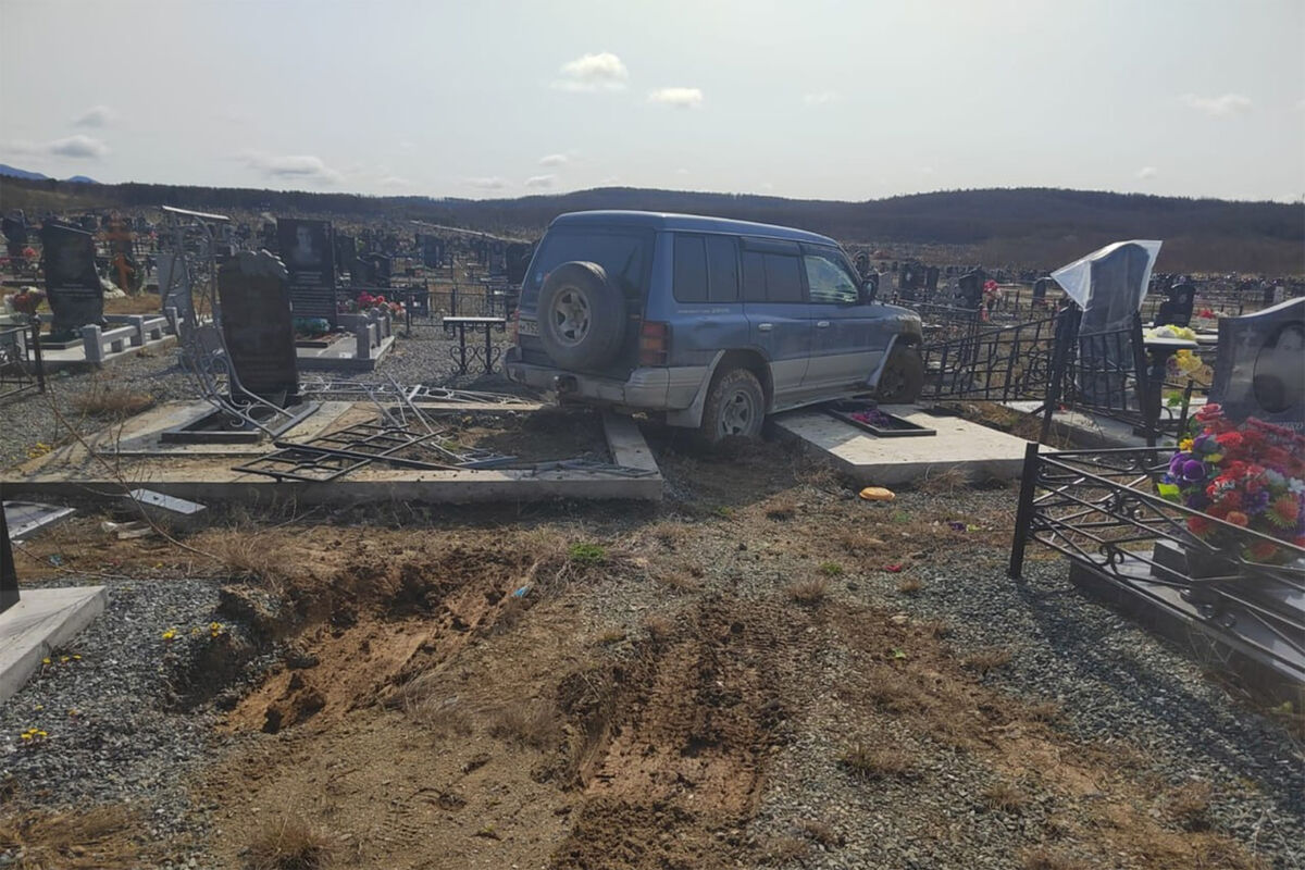 На Сахалине водитель джипа снес несколько памятников, проехавшись по  могилам - Газета.Ru | Новости