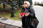 Актриса Яна Поплавская на церемонии прощания с певцом Владимиром Левкиным на Троекуровском кладбище в Москве, 19 ноября 2024 года