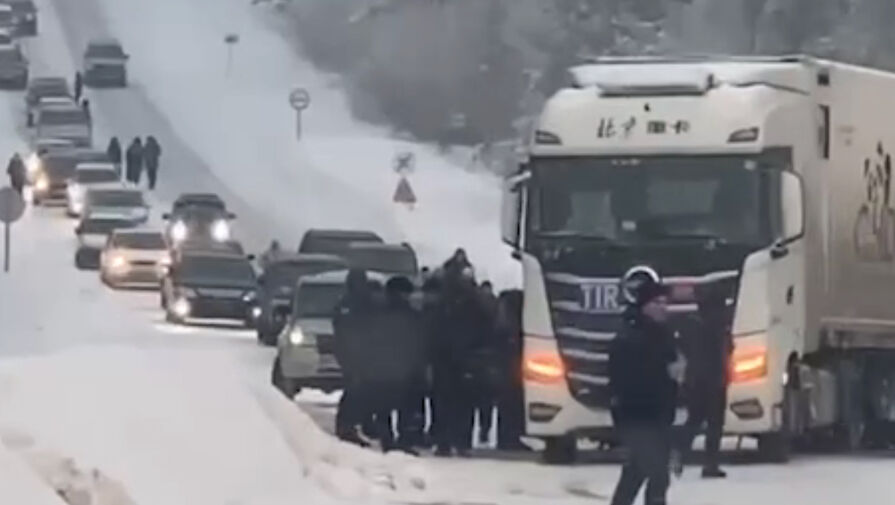 Фура парализовала движение на трассе в российском регионе и попала на видео