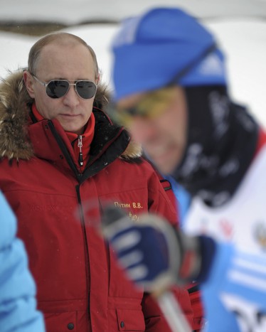 Владимир Путин наблюдает.