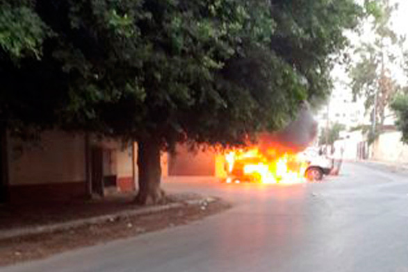 Автомобиль, загоревшийся при атаке на посольство России в Триполи