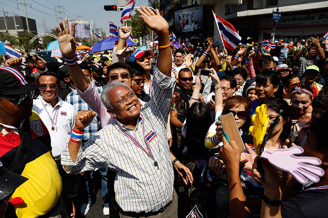 Лидер оппозиции Таиланда Сутеп Таугсубан приветствует толпу во время антиправительственных демонстраций в Бангкоке