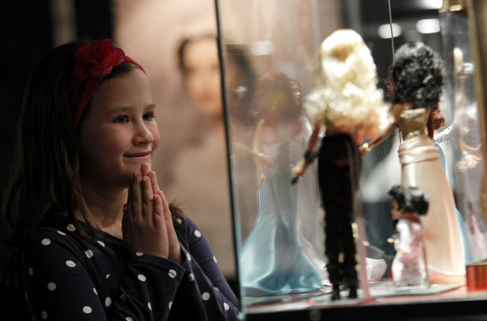 Девочка разглядывает кукол на&nbsp;выставке Барби в&nbsp;Загребе, май 2012&nbsp;года