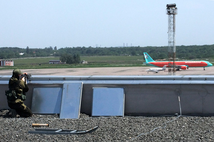 Народный ополченец на&nbsp;крыше терминала аэропорта