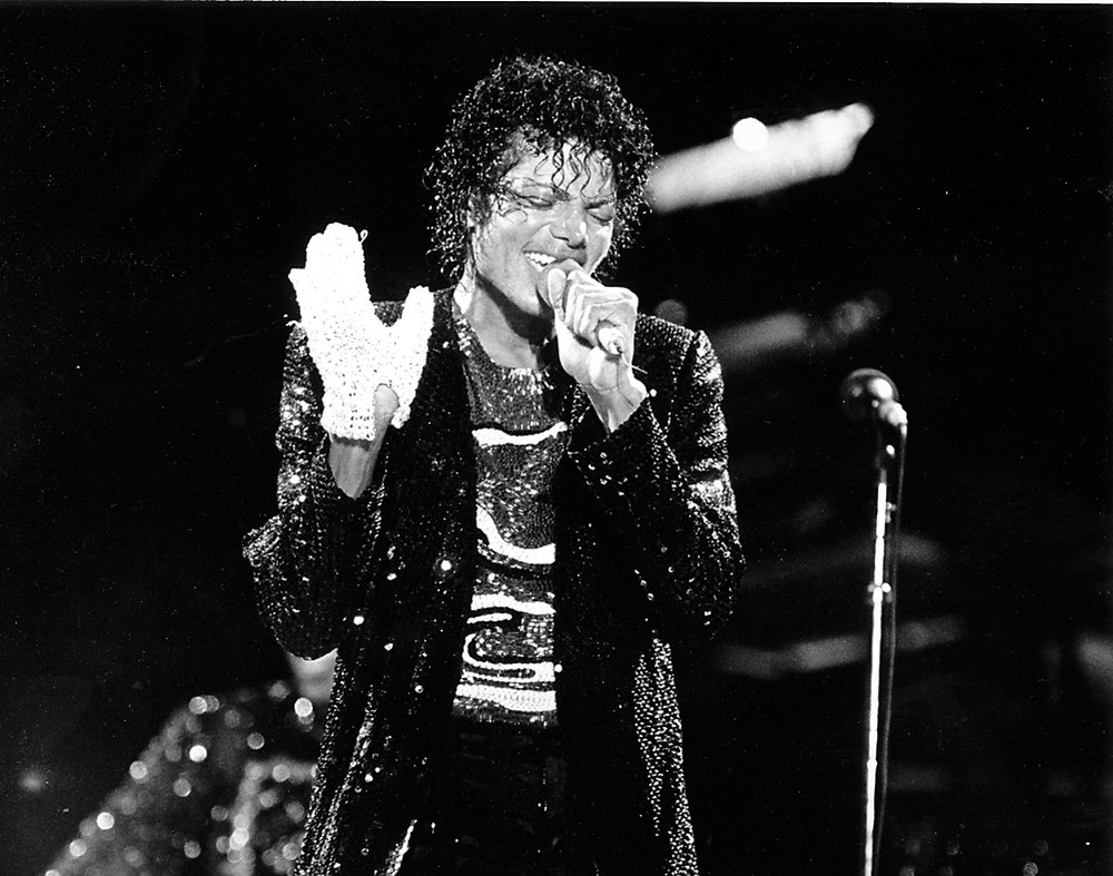 «Victory Tour» был одним из самых крупных в карьере группы The Jacksons. Он стартовал в начале июля 1984 года на стадионе Arrowhead в Канзас-сити (где и сделано фото), завершился в декабре того же года в Лос-Анджелесе и стал последним турне Майкла Джексона в составе семейной группы.
