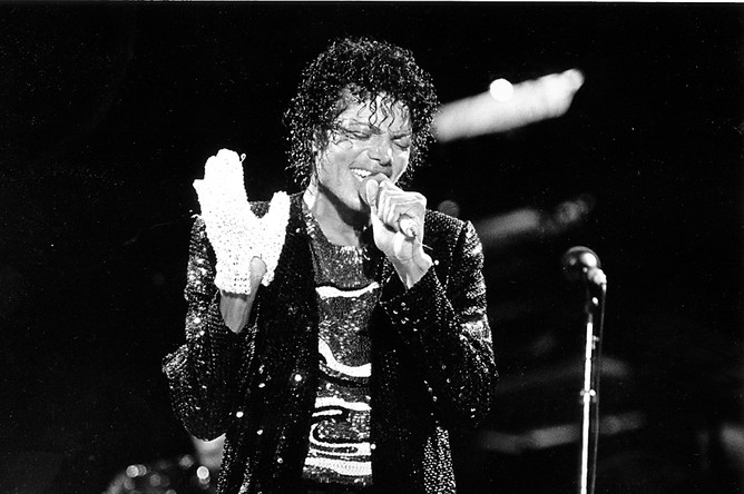 «Victory Tour» был одним из самых крупных в карьере группы The Jacksons. Он стартовал в начале июля 1984 года на стадионе Arrowhead в Канзас-сити (где и сделано фото), завершился в декабре того же года в Лос-Анджелесе и стал последним турне Майкла Джексона в составе семейной группы.