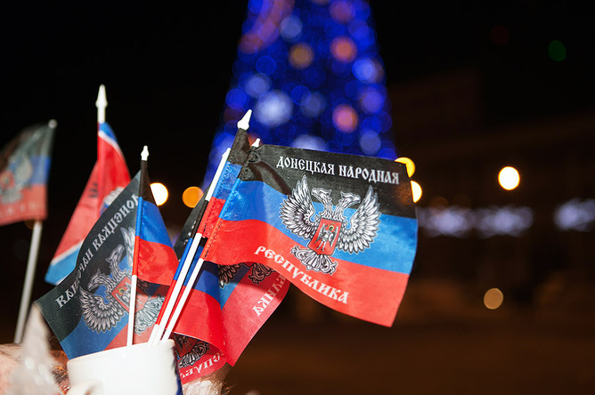 Жители города у новогодней елки в центре города