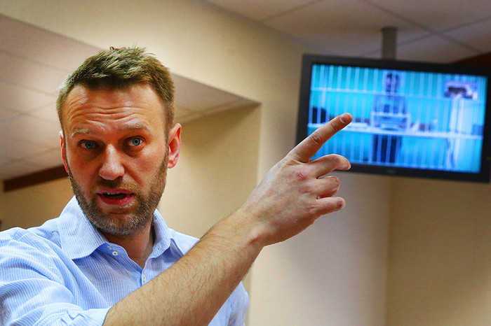 Алексей Навальный и его брат Олег Навальный (на экране по видеосвязи из СИЗО) перед рассмотрением жалобы защиты на приговор 
