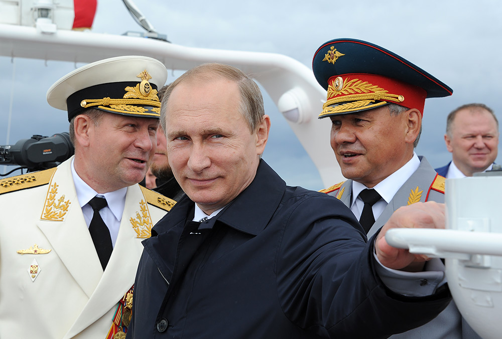 Президент России Владимир Путин, главнокомандующий ВМФ России Виктор Чирков и министр обороны РФ Сергей Шойгу на праздновании Дня Военно-морского флота России в Балтийске