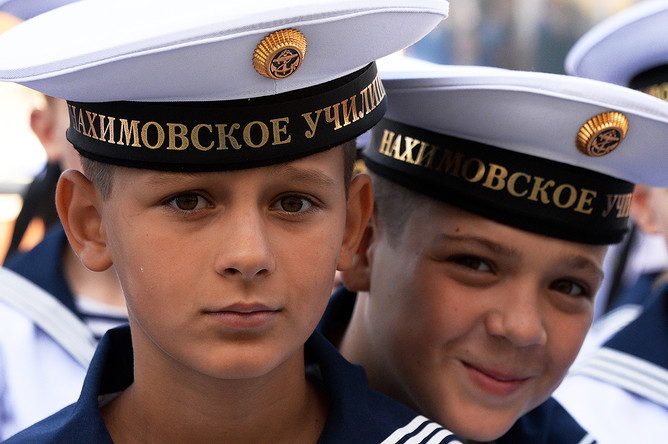 Учащиеся филиала Нахимовского военно-морского училища на торжественной линейке, посвященной Дню знаний