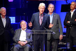 Бывшие президенты США Джимми Картер, Джордж Буш-старший, Билл Клинтон, Джордж Буш-младший и Барак Обама во время благотворительного концерта в Техасском университете A&M, 21 октября 2017 года