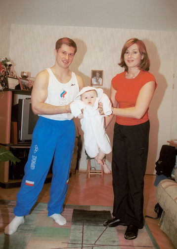 Алексей Немов с сыном и женой у себя дома, 2001 год