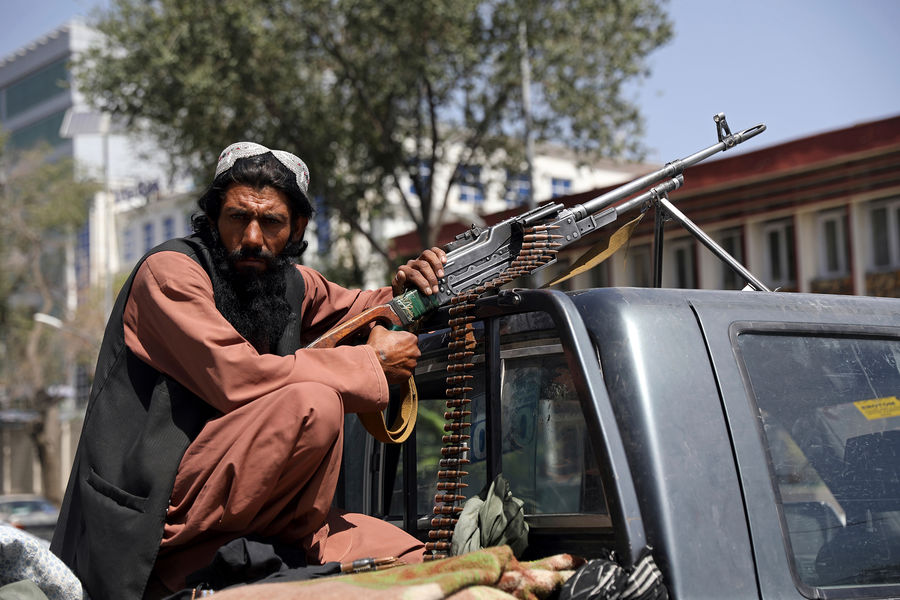 Боевики у президентского дворца в Кабуле, 16 августа 2021 год