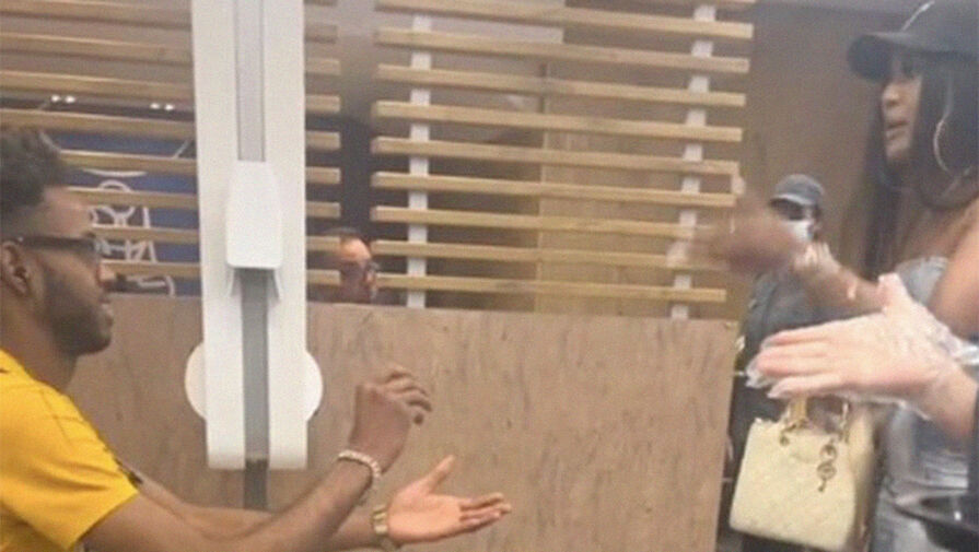 Невеста бросила жениха после того, как он позвал ее замуж в McDonlalds