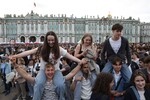 Выпускники на Дворцовой площади во время ежегодного праздника «Алые паруса» в Санкт-Петербурге, 28 июня 2025 года