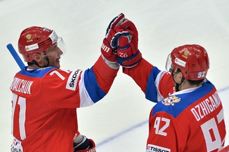 Илья Ковальчук (слева) и Игорь Ожиганов радуются после финальной сирены