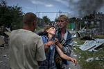 Жители села Луганская после воздушной атаки (победитель в категории «Долгосрочные проекты» — серия «Черные дни Украины»)