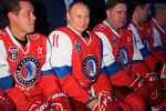 Павел Буре, Владимир Путин и советский хоккеист Алексей Касатонов (слева направо) перед началом гала-матча команд Ночной хоккейной лиги