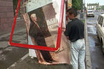 Замена баннера на улице в Санкт-Петербурге после победы Бориса Ельцина на президентских выборах, 4 июля 1996 года