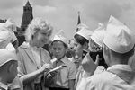 Актриса Тамара Носова на Красной площади среди пионеров, 1963 год