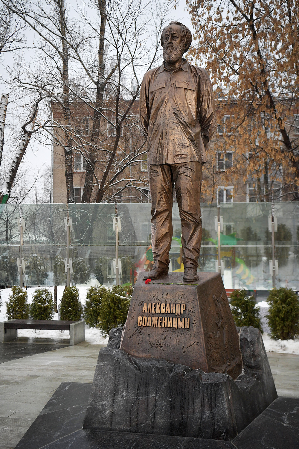 памятник солженицыну в москве