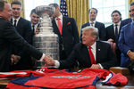 Президент США Дональд Трамп во время встречи с членами хоккейной команды «Вашингтон Кэпиталз», которые выиграл главный приз Национальной хоккейной лиги (НХЛ), 25 марта 2019 года