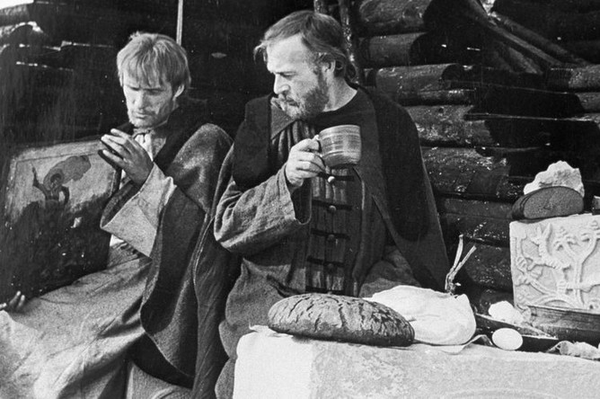 Кадр из фильма «Андрей Рублев» киностудии «Мосфильм», режиссер Андрей Тарковский. Артист Анатолий Солоницын (слева) в роли Андрея Рублева и актер Николай Гринько в роли Даниила Черного, 1965 год