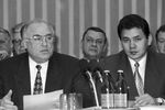 Председатель СМ РФ Виктор Черномырдин и Сергей Шойгу на совещании в штабе МЧС, 1994 год