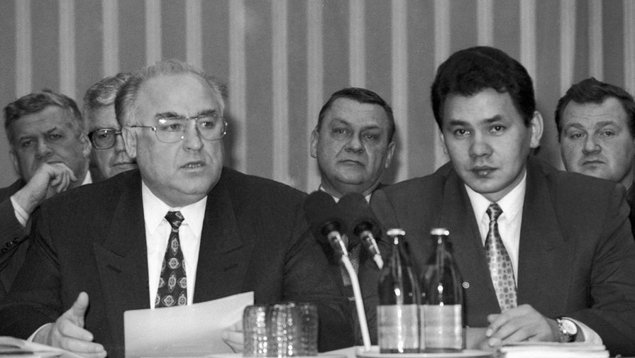 Председатель СМ РФ Виктор Черномырдин и Сергей Шойгу на&nbsp;совещании в&nbsp;штабе МЧС, 1994 год