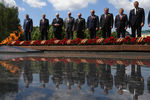 Президент России Владимир Путин и главы государств, приглашенные на парад, на церемонии возложения цветов к Могиле Неизвестного Солдата в Александровском саду в Москве, 24 июня 2020 года
