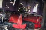 Сотрудник противопожарной службы МЧС России работает на месте пожара в ночном клубе «Полигон» на Никитской улице в Костроме, 5 ноября 2022 года