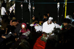 Люди, пострадавшие в результате землетрясения, в местном госпитале в Чианджуре, Индонезия, 21 ноября 2022 года