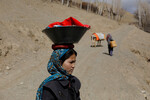 Девушка несет одежду в Бамиане, Афганистан, 2 марта 2023 года