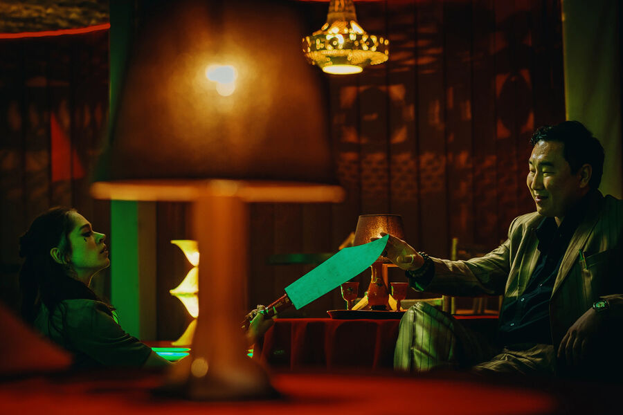 Лучше всего криминальный неонуар «Навар» характеризует трек, звучащий на&nbsp;финальных титрах: неуклюжий рэпчик поверх сэмпла шнуровской темы из&nbsp;«Бумера». Лента Артура Григорьева не лишена атмосферности и своеобразного обаяния, однако в&nbsp;ней нет и тени той собранности, какой мог похвастаться лихой дебют Петра Буслова про&nbsp;обреченных пассажиров черной иномарки. Дополнительно впечатления размывает референсная широта: это не только ностальгия по&nbsp;«Бумеру», но и попытка переснять на&nbsp;русском Николаса Виндинга Рефна и сериал «Эйфория», причем есть ощущение, что «Навар» и был в&nbsp;какой-то момент сериалом, но по&nbsp;неизвестным причинам ужался до&nbsp;80 минут. В&nbsp;итоге в&nbsp;этом фильме есть сразу все и нет ничего, главным образом стержня — не только нефритового, а вообще.
<br><br>
<b>Оценка:</b> 2/5
