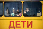 Дети едут в школу на торжественную линейку в селе Новолуговое Новосибирской области
