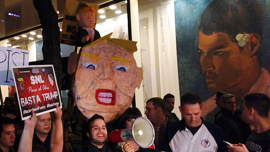 Участники акций протеста против участия миллиардера и кандидата на&nbsp;пост президента США Дональда Трампа в&nbsp;телепередаче «В субботу вечером» на&nbsp;NBC