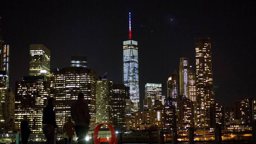 Подсветка в&nbsp;виде французского флага на&nbsp;шпиле небоскреба Всемирного торгового центра в&nbsp;Нью-Йорке