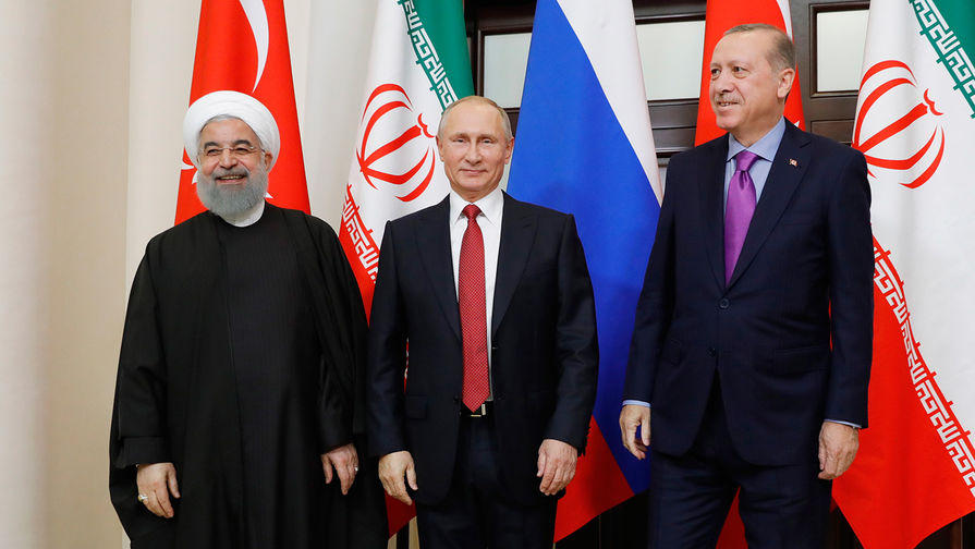 Президент Ирана Хасан Роухани, президент России Владимир Путин и президент Турции Реджеп Тайип Эрдоган (слева направо) во время встречи, 22 ноября 2017 года