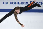 Александр Самарин выступает в произвольной программе мужского одиночного катания на чемпионате России по фигурному катанию в Санкт-Петербурге, 22 декабря 2017 года