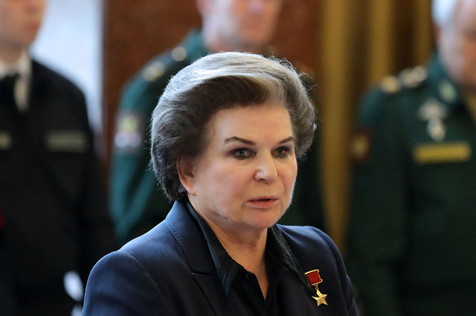 Первая женщина-космонавт, депутат Госдумы Валентина Терешкова во время прощания с космонавтом Алексеем Леоновым на Федеральном военном мемориальном кладбище
