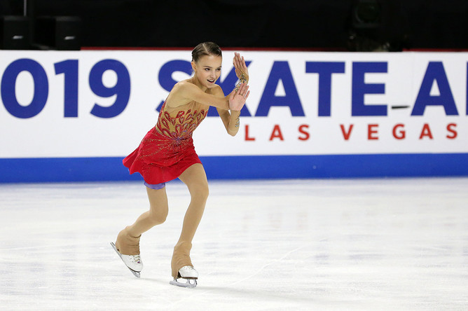 Россиянка Анна Щербакова во время исполнения произвольной программы на Skate America