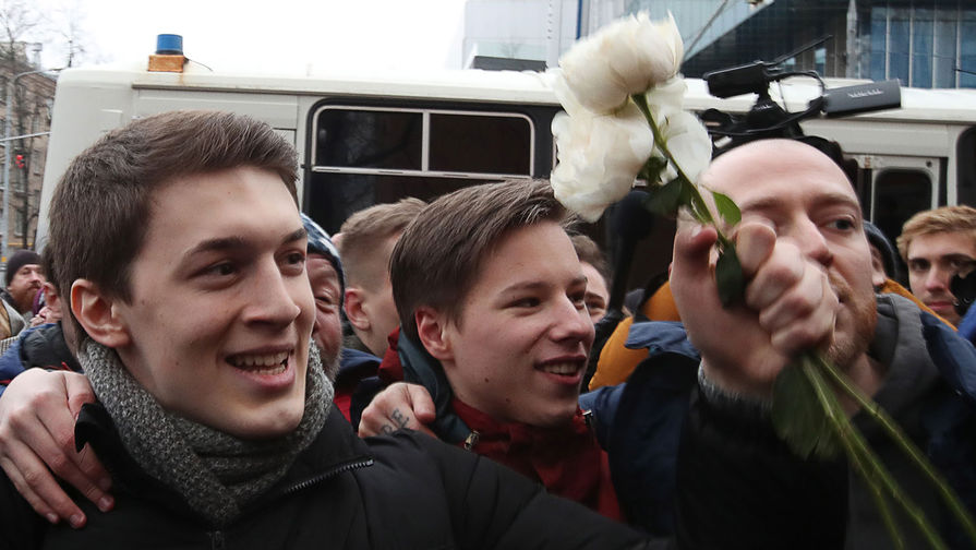 Блогер Егор Жуков, обвиняемый в публичных призывах к экстремизму, перед зданием Кунцевского суда, 6 декабря 2019 года 