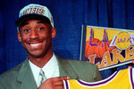 17-летний Коби Брайант с футболкой «Лос-Анджелес Лейкерс», главного клуба в карьере. В общей сложности баскетболист защищал желто-синие цвета на протяжении 20 лет. На фото Брайант в 1996 году