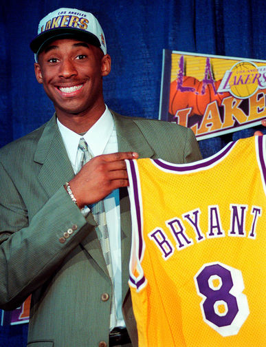 17-летний Коби Брайант с&nbsp;футболкой «Лос-Анджелес Лейкерс», главного клуба в&nbsp;карьере. В&nbsp;общей сложности баскетболист защищал желто-синие цвета на&nbsp;протяжении 20 лет. На&nbsp;фото Брайант в&nbsp;1996 году